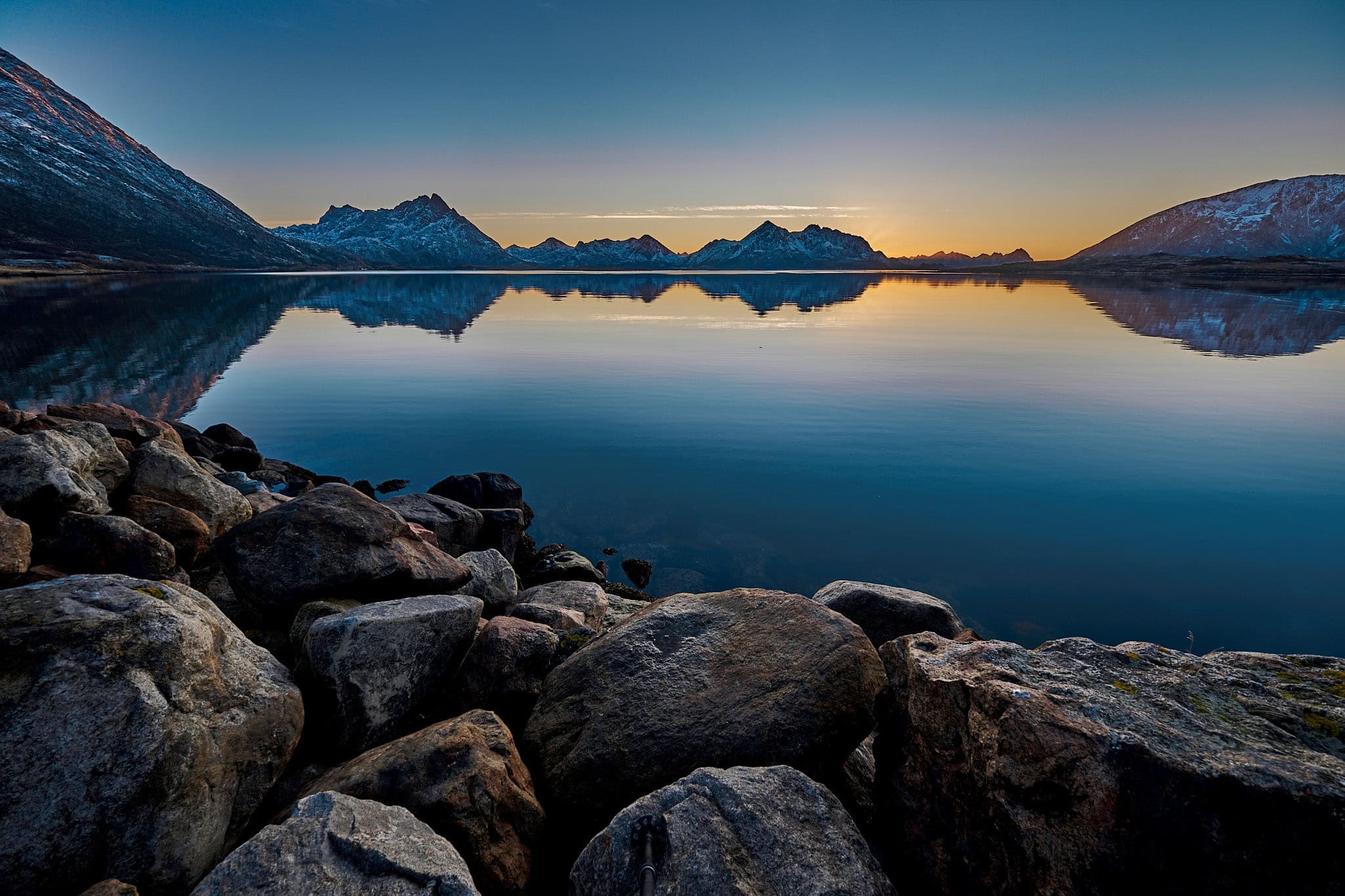 Kristian-Dill-Photographe-Paysage-Norvège-Vesterålen-Fjord-Eau-CoucherDeSoleil-Rocher-Montagne