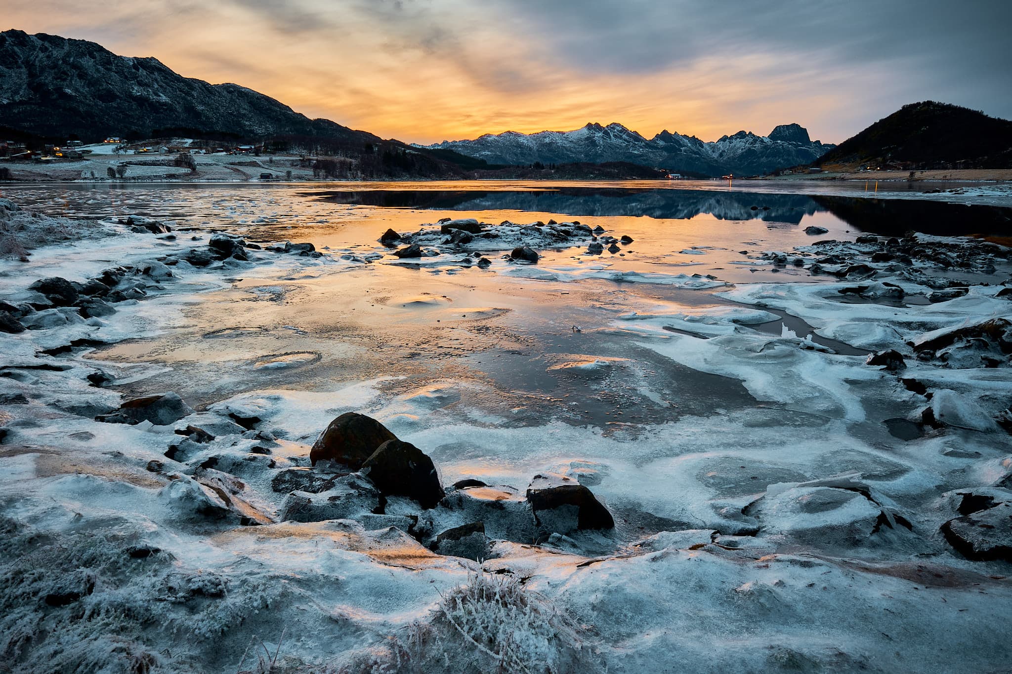 Kristian-Dill-Photographe-Paysage-Norvège-Vesterålen-Fjord-Glace-Neige-Eau-CoucherDeSoleil