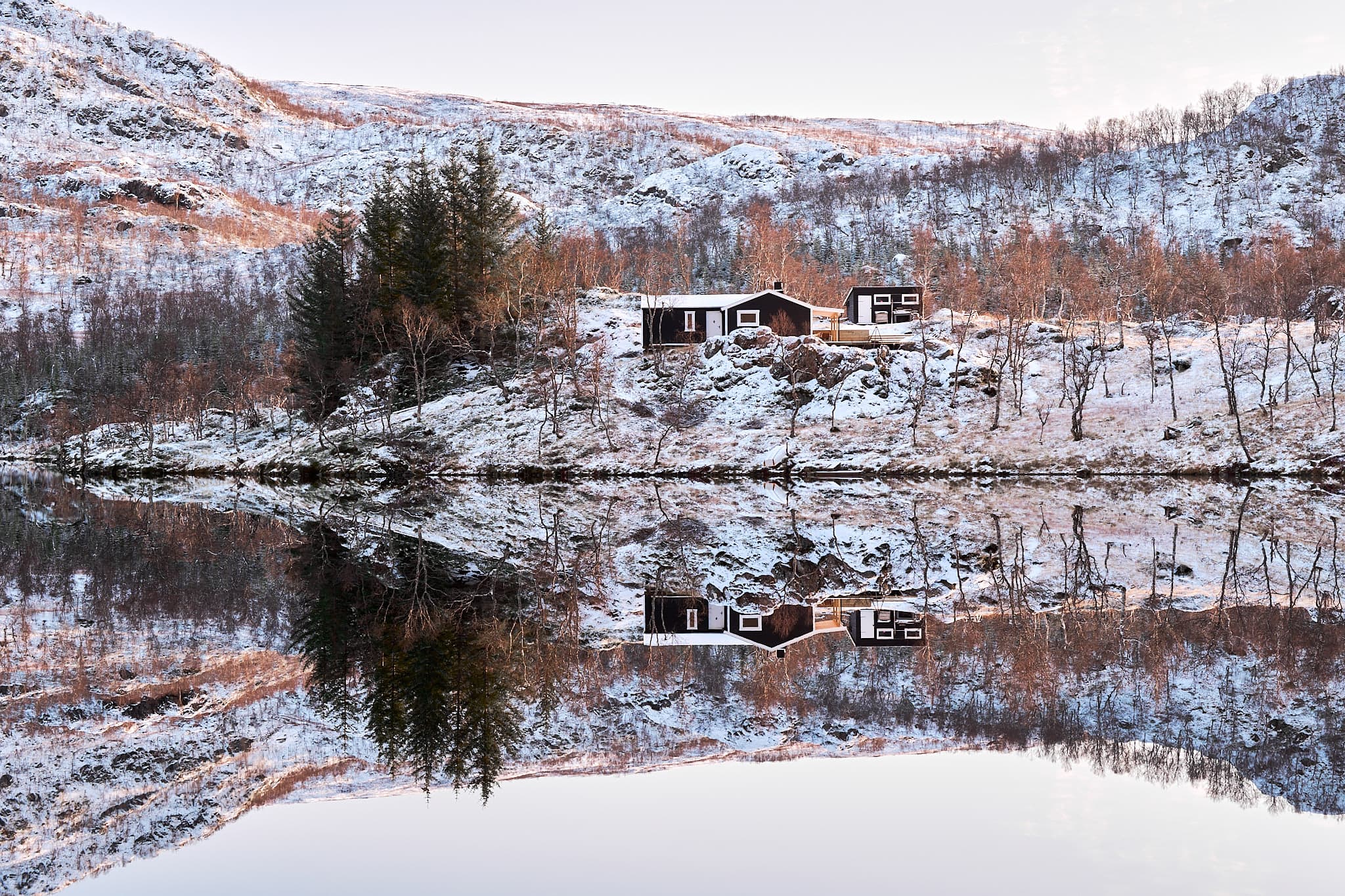 Kristian-Dill-Photographe-Paysage-Norvège-Vesterålen-Lac-Eau-Maison-Sapin-Neige-Reflet