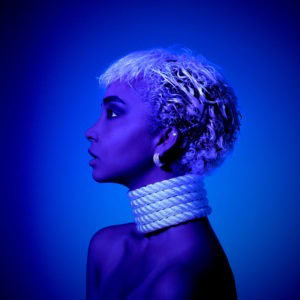 Kristian-Dill-Photographe-Beauty-Portrait-Corde-Cou-Boucle-Oreille-Bleu