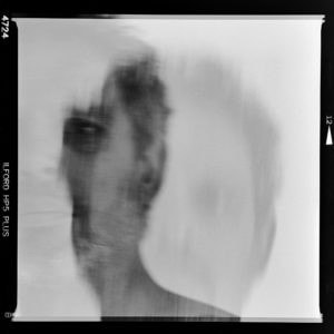 Kristian-Dill-Photographe-Créativité-Studio-Auto-Portrait-Argentique-Ilford-HP5-Plus-Noir-Blanc