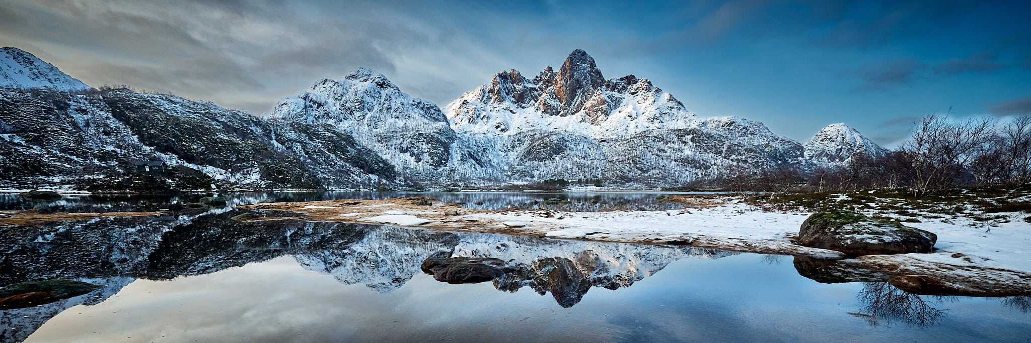Kristian-Dill-Photographe-Paysage-Norvège-Vesterålen-Fjord-Mer-Montagne-Neige-Blanc-Bleu