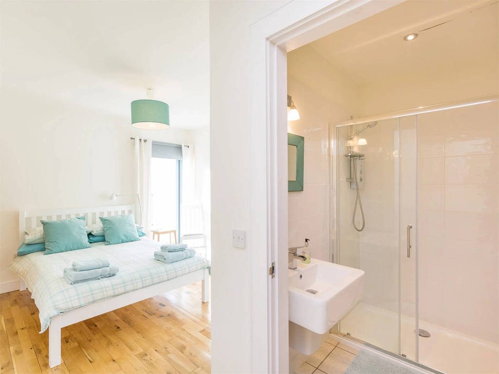 taobh-an-uillt-uig-portree-highlands-scotland-double-bedroom-1-en-suite-1