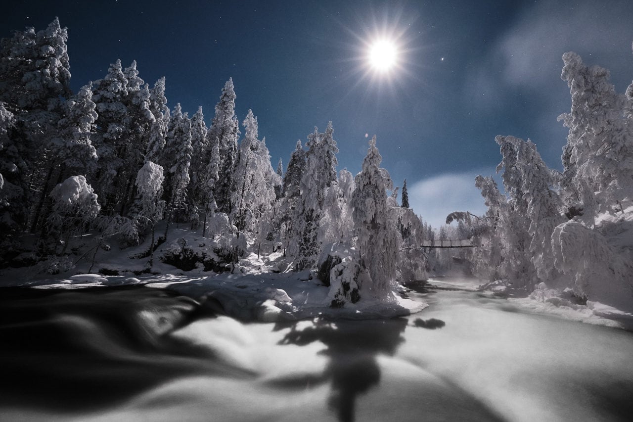 Kristian-Dill-Photographe-Paysage-Finlande-Laponie-Forêt-Epicéa-Neige-Arbre-Pleine-Lune-Froid-Rivière-Glace