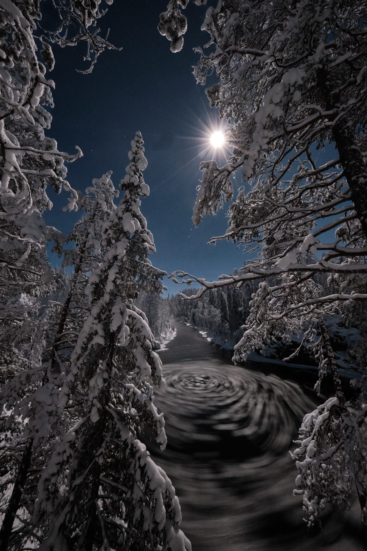 Kristian-Dill-Photographe-Paysage-Finlande-Laponie-Forêt-Epicéa-Neige-Arbre-Pleine-Lune-Froid-Rivière-Vortex-Glace